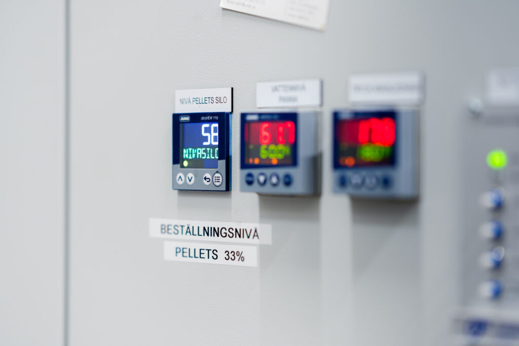 Närbild på elcentral i anläggning.