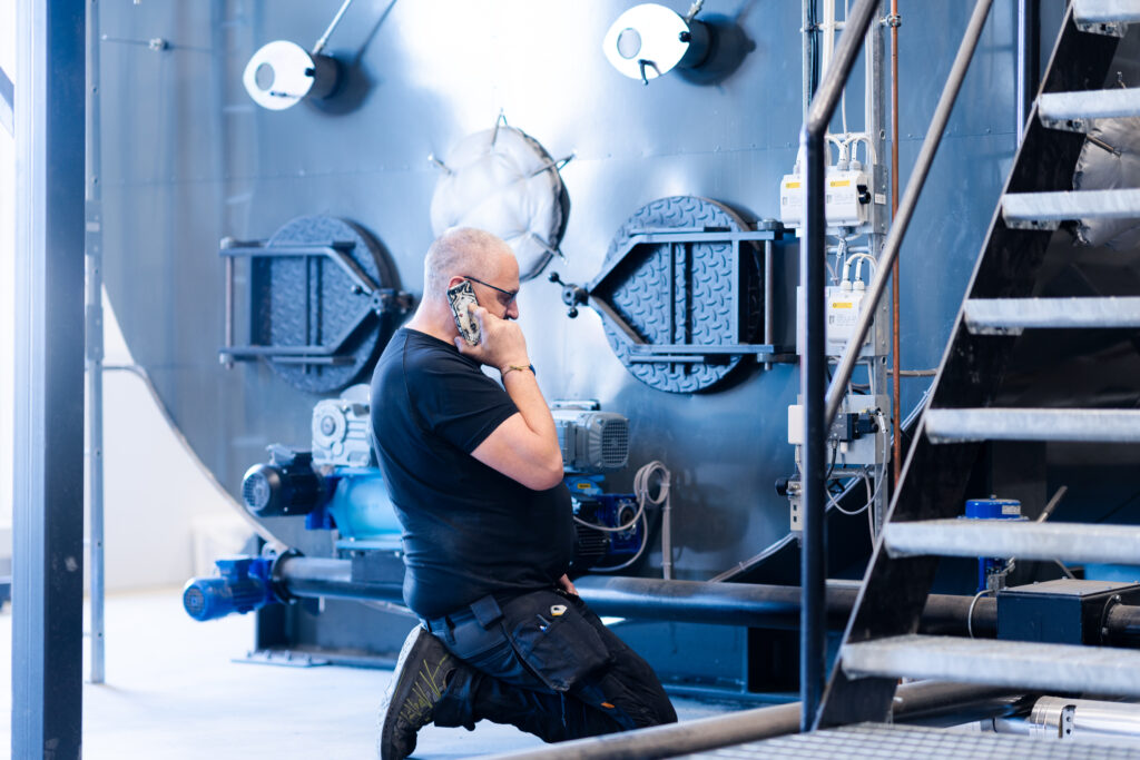 Service av pelletsbrännare i industri.