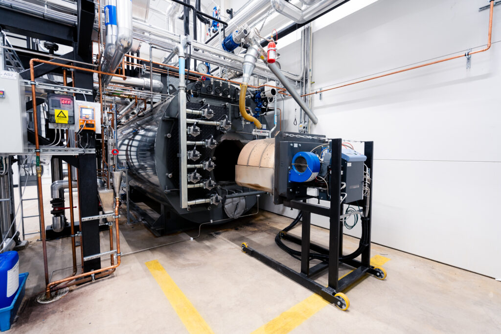 Service av pelletsbrännare i en ångpanna.