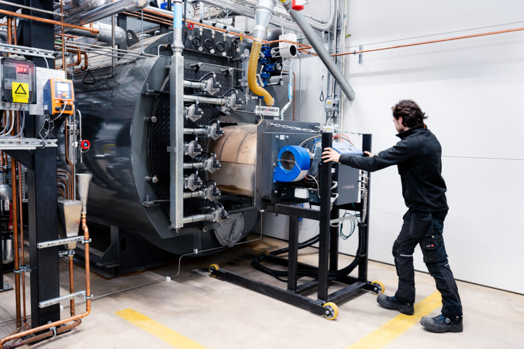 VUAB-tekniker utför service på pelletsbrännare i industriell panncentral.